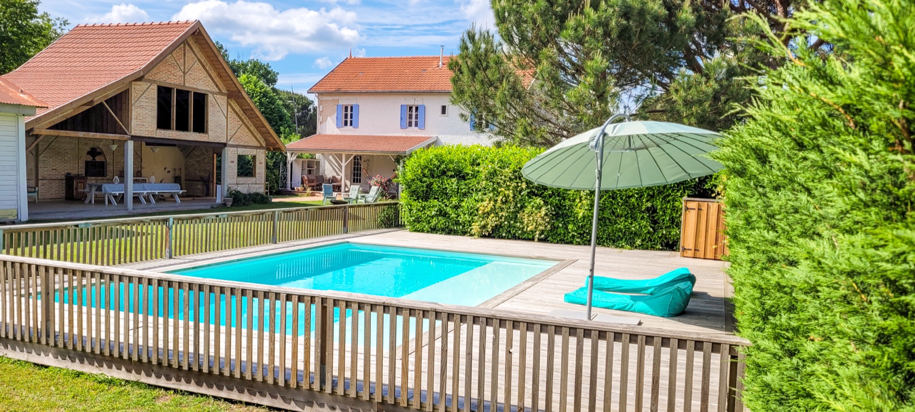 Vue ensemble piscine jardin bâtiments