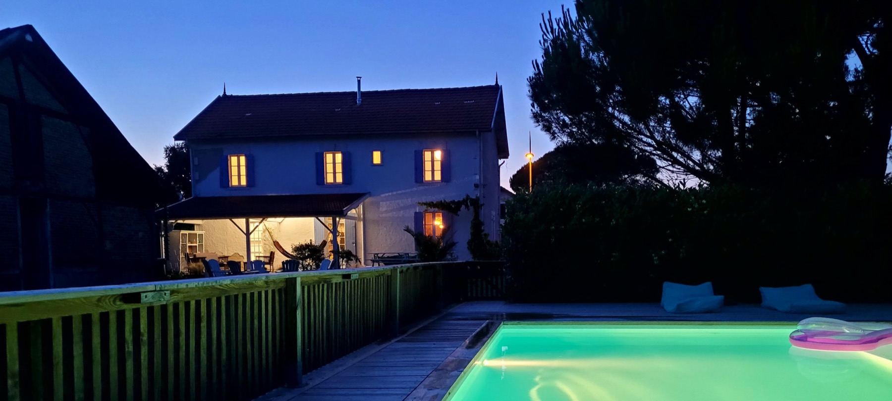 Piscine nuit illuminée reflets turquoise