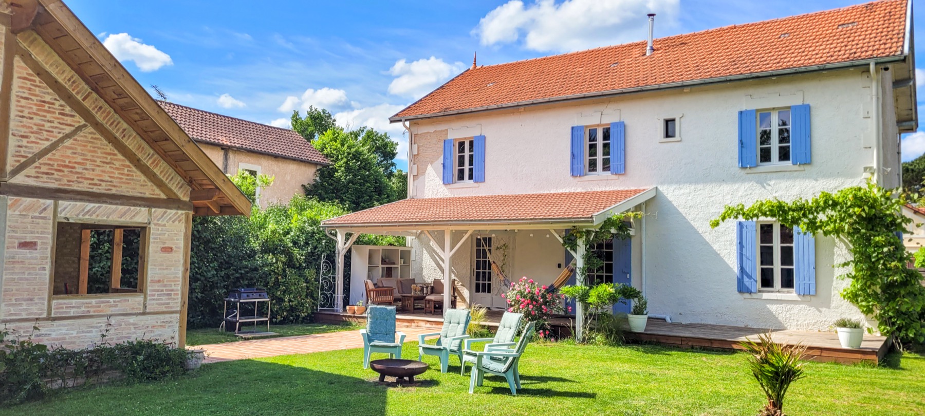 Vue deux bâtiments jardin brasero