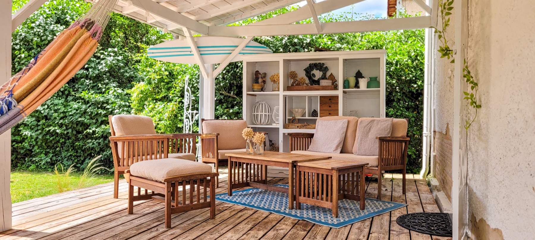 Terrasse salon bois pergola meuble blanc