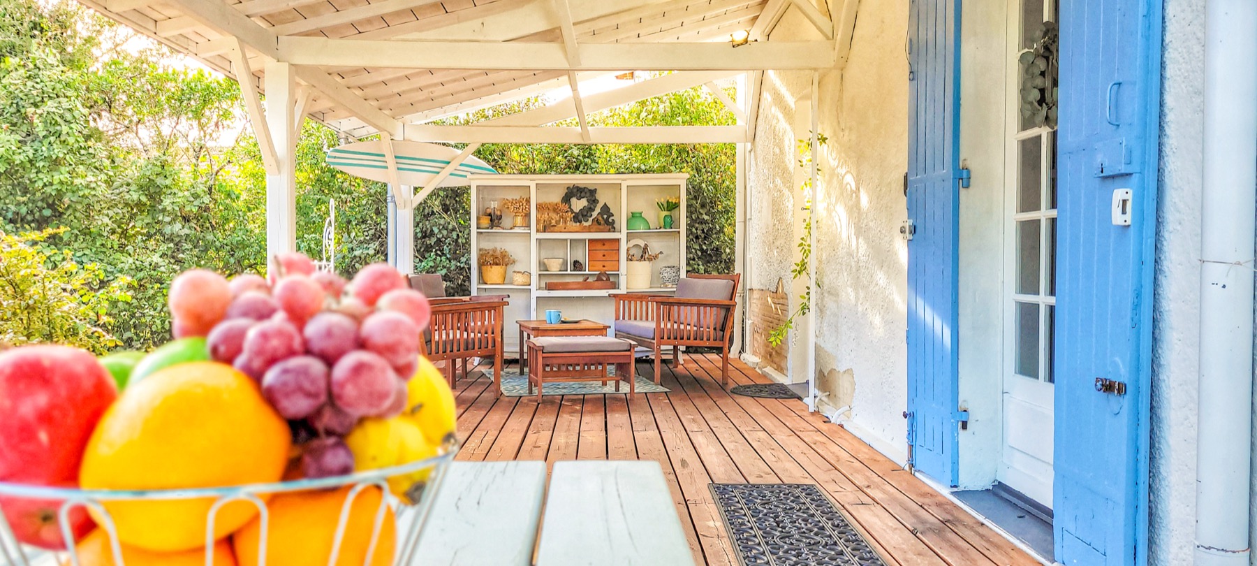 Terrasse corbeille de fruits porte bleue accueil
