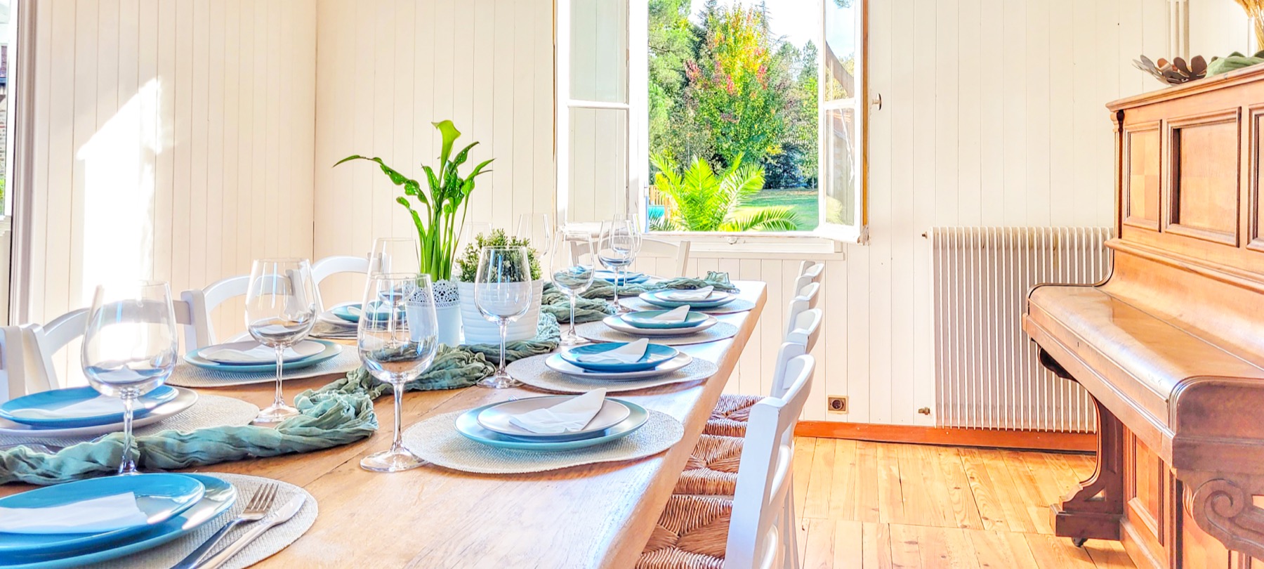 Table dressée pour le groupe — salle à manger