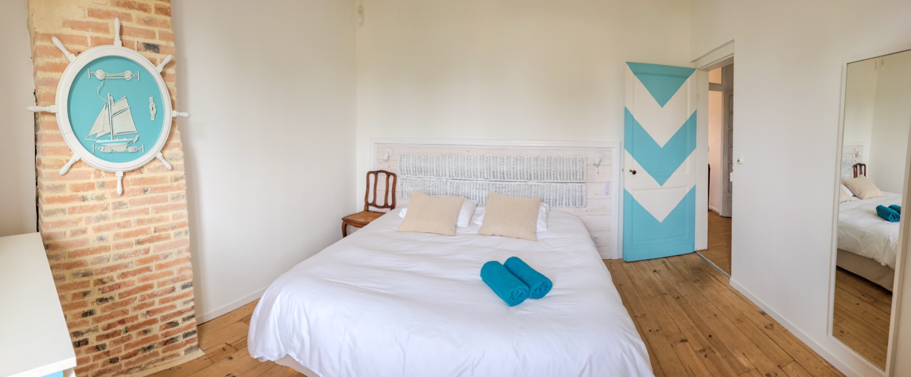 Chambre thème marin porte turquoise