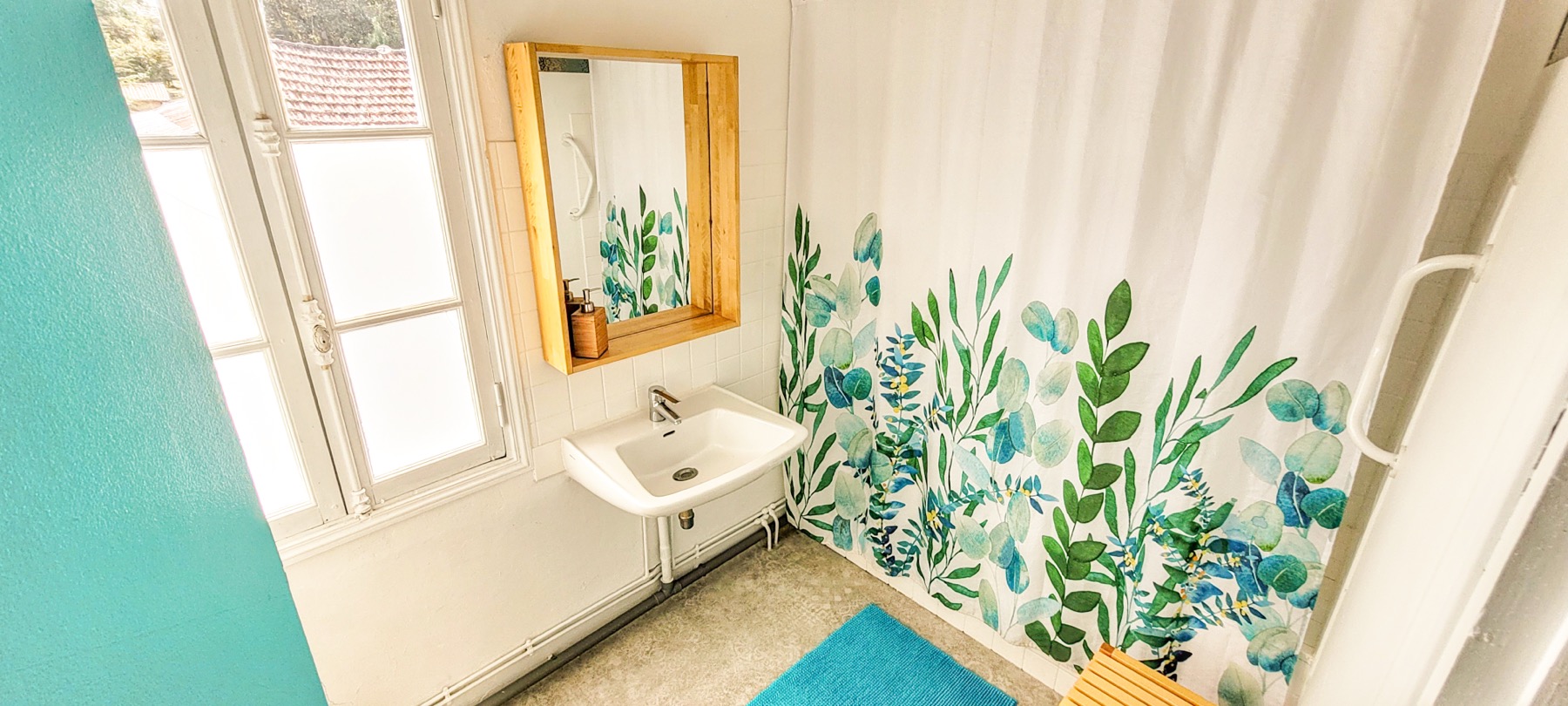 Salle de bain douche rideau botanique miroir bois