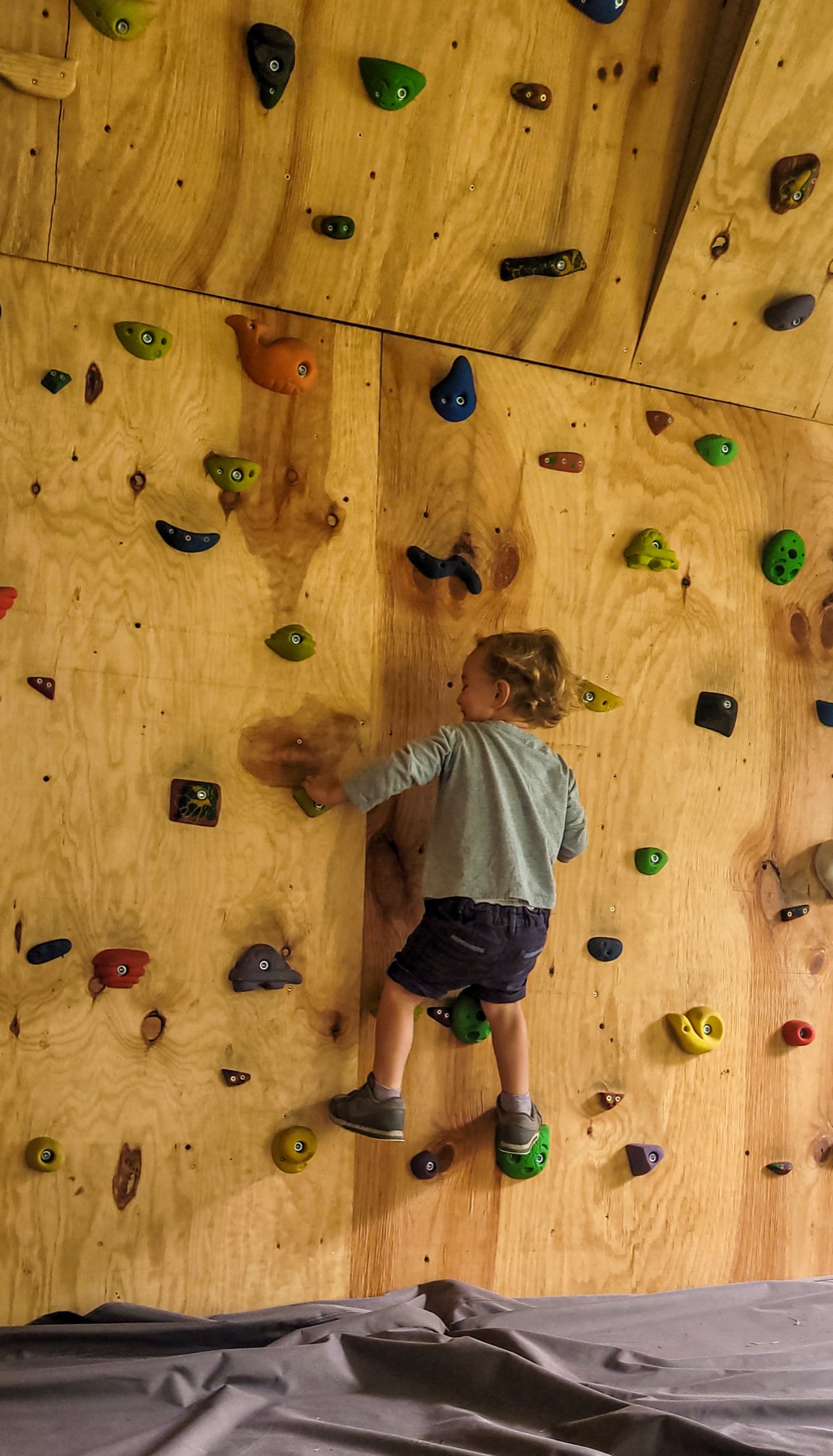 Enfant sur le mur d'escalade — activités en famille dans les Landes