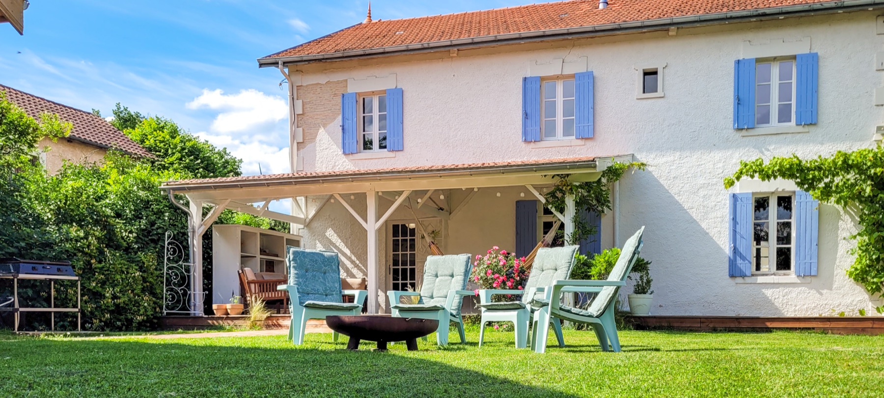 Façade jardin chaises brasero roses
