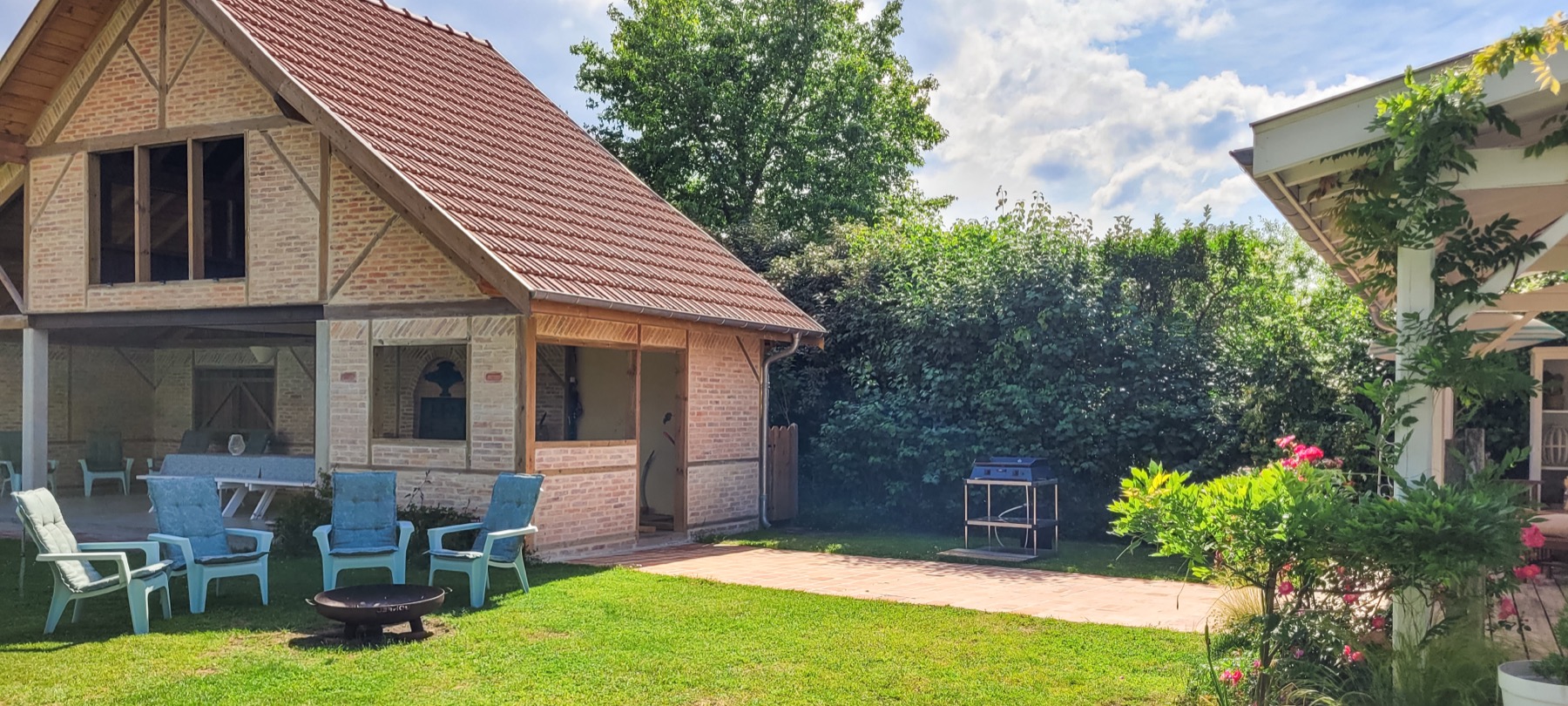 Boulangerie vue pelouse terrasse chaises barbecue