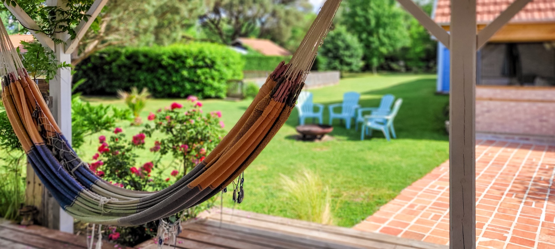 Hamac roses chaises bleues détente été
