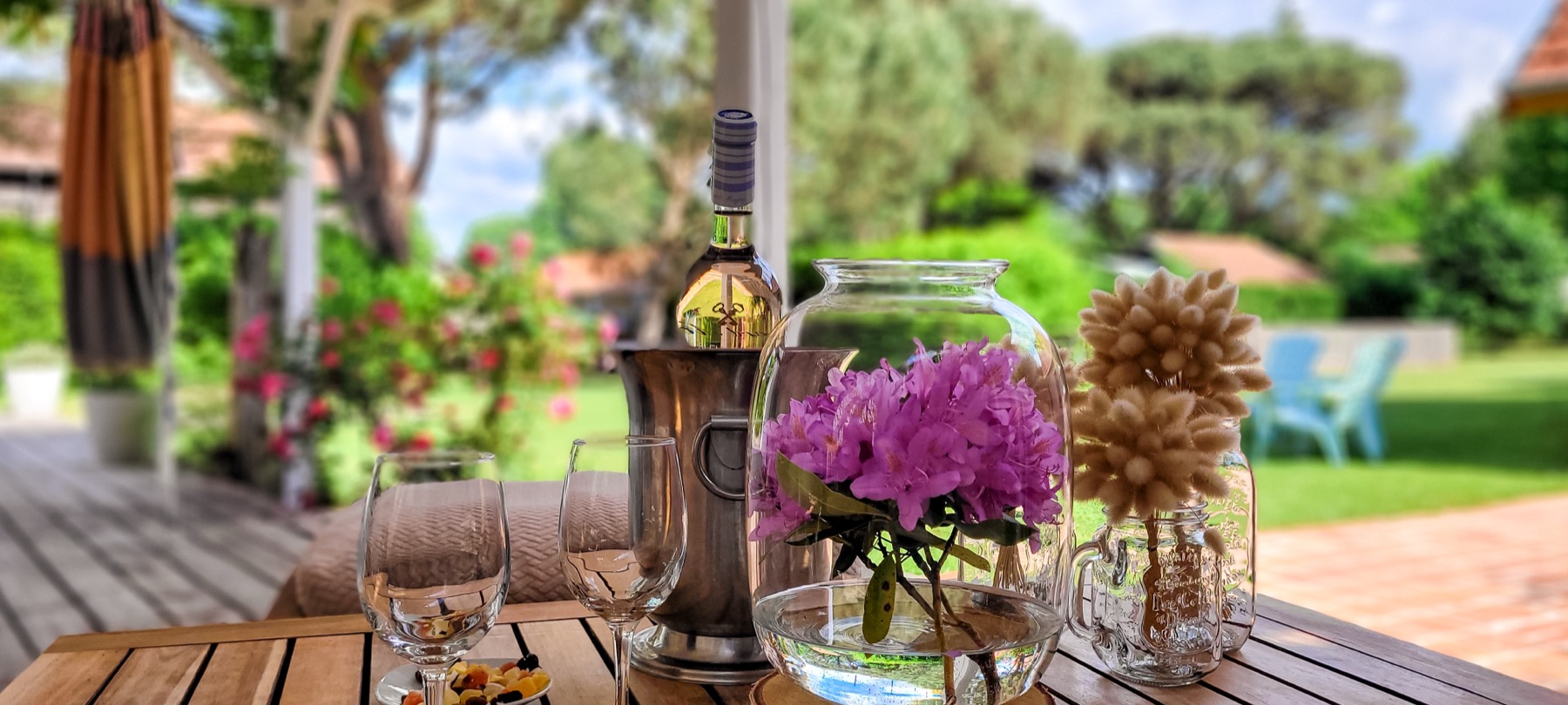 Terrasse vin glace fleurs table conviviale
