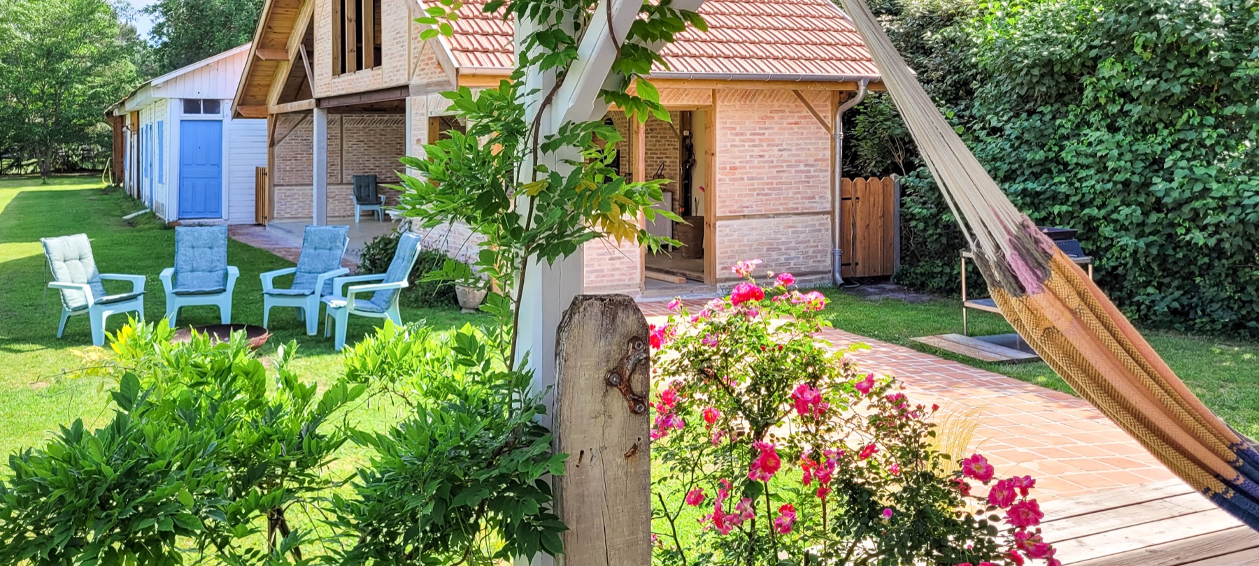 Jardin vue boulangerie chaises allée
