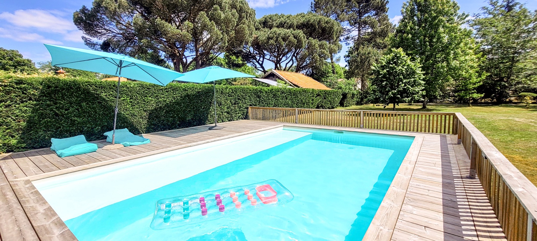 Piscine terrasse bois transats