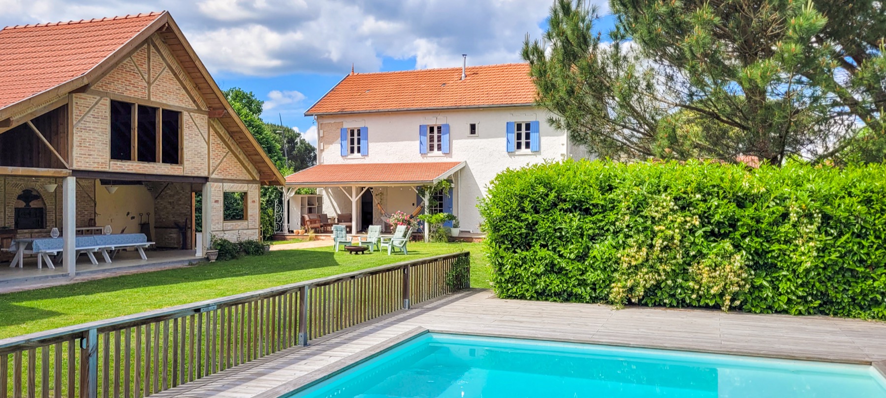 Piscine jardin vue latérale pelouse