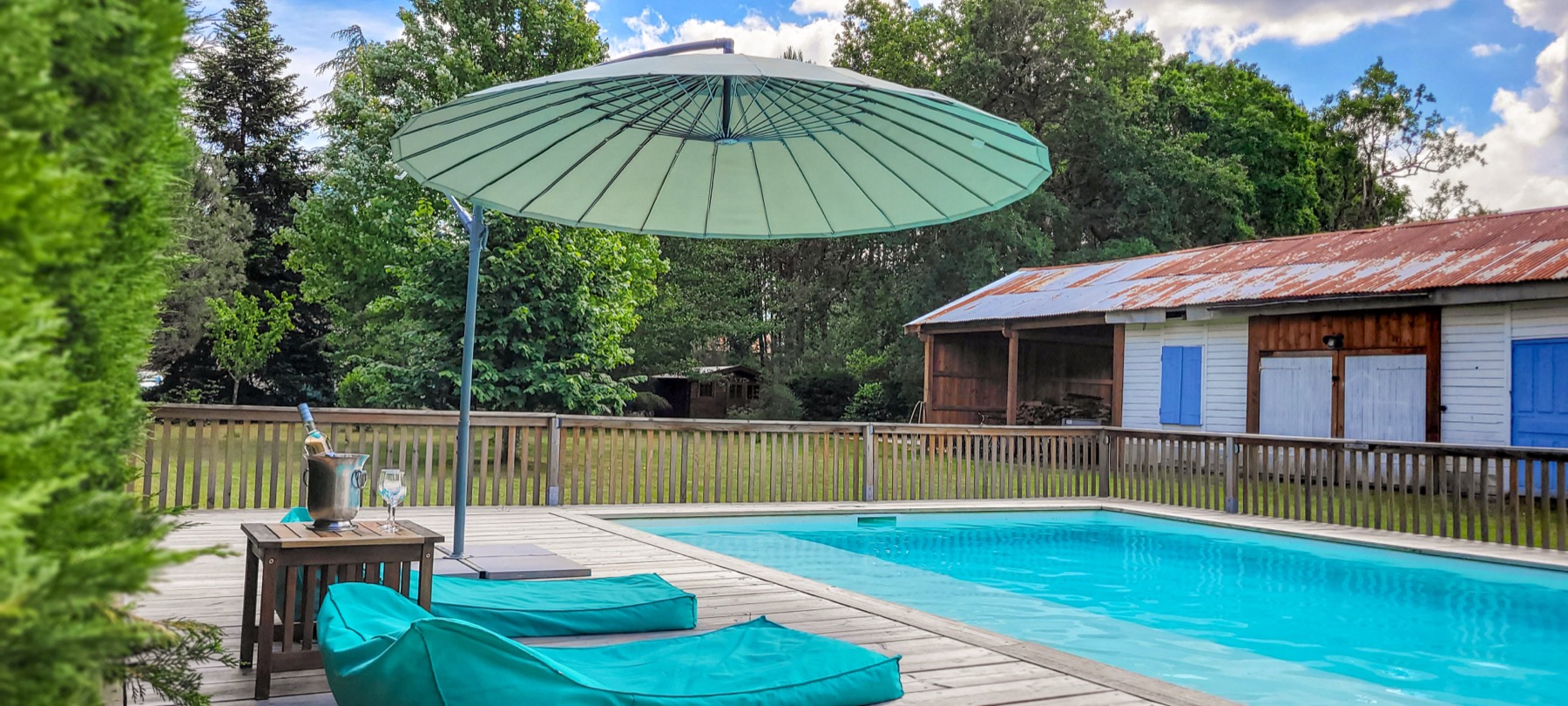 Piscine poufs champagne été