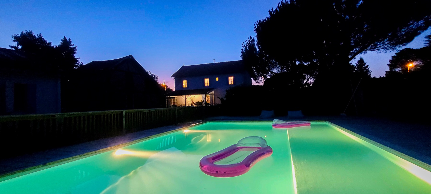 Piscine de nuit — ciel indigo magique